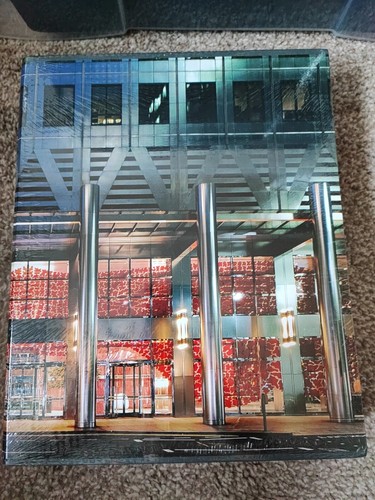 Sculpture canary wharf book - canary,